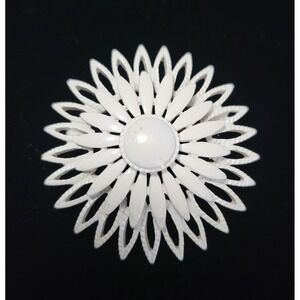 Vintage MONET‎ Signed White Enamel on Gold Tone Round Flower Floral Brooch Pin